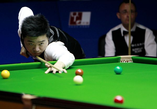 强调防守与 强调防守与